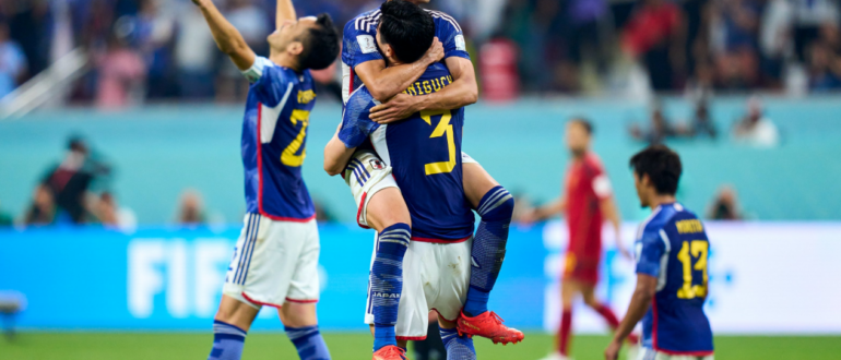 Япония побеждает Испанию со счетом 2:1, обе команды выходят в плей-офф