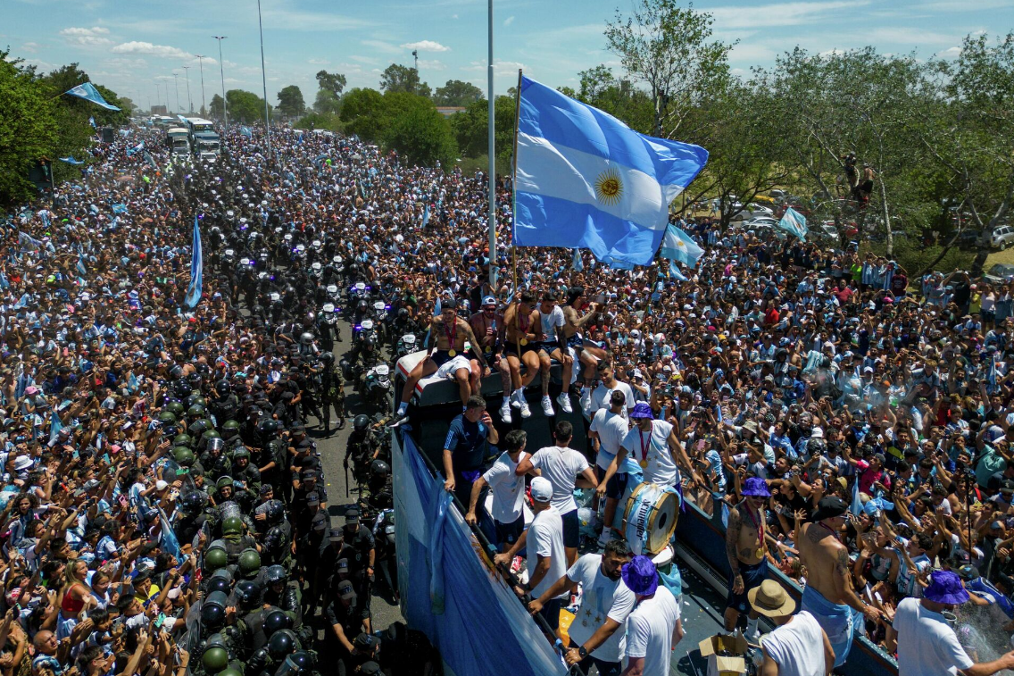 Аргентинских победителей ЧМ-2022 эвакуировали на вертолетах из-за огромного скопления людей