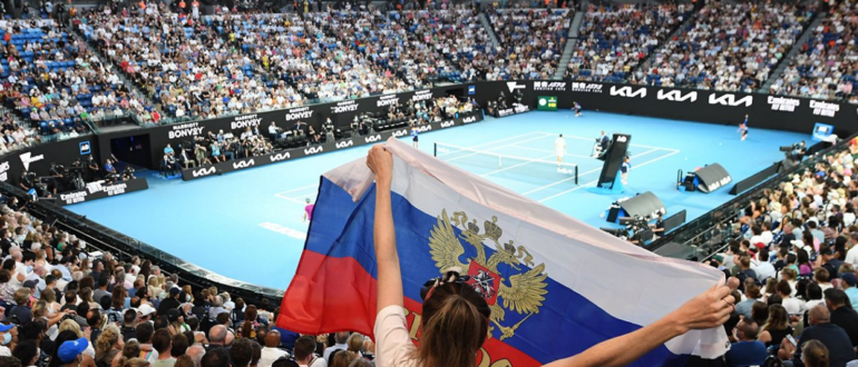Четверых человек выгнали с Australian Open за демонстрацию российских флагов