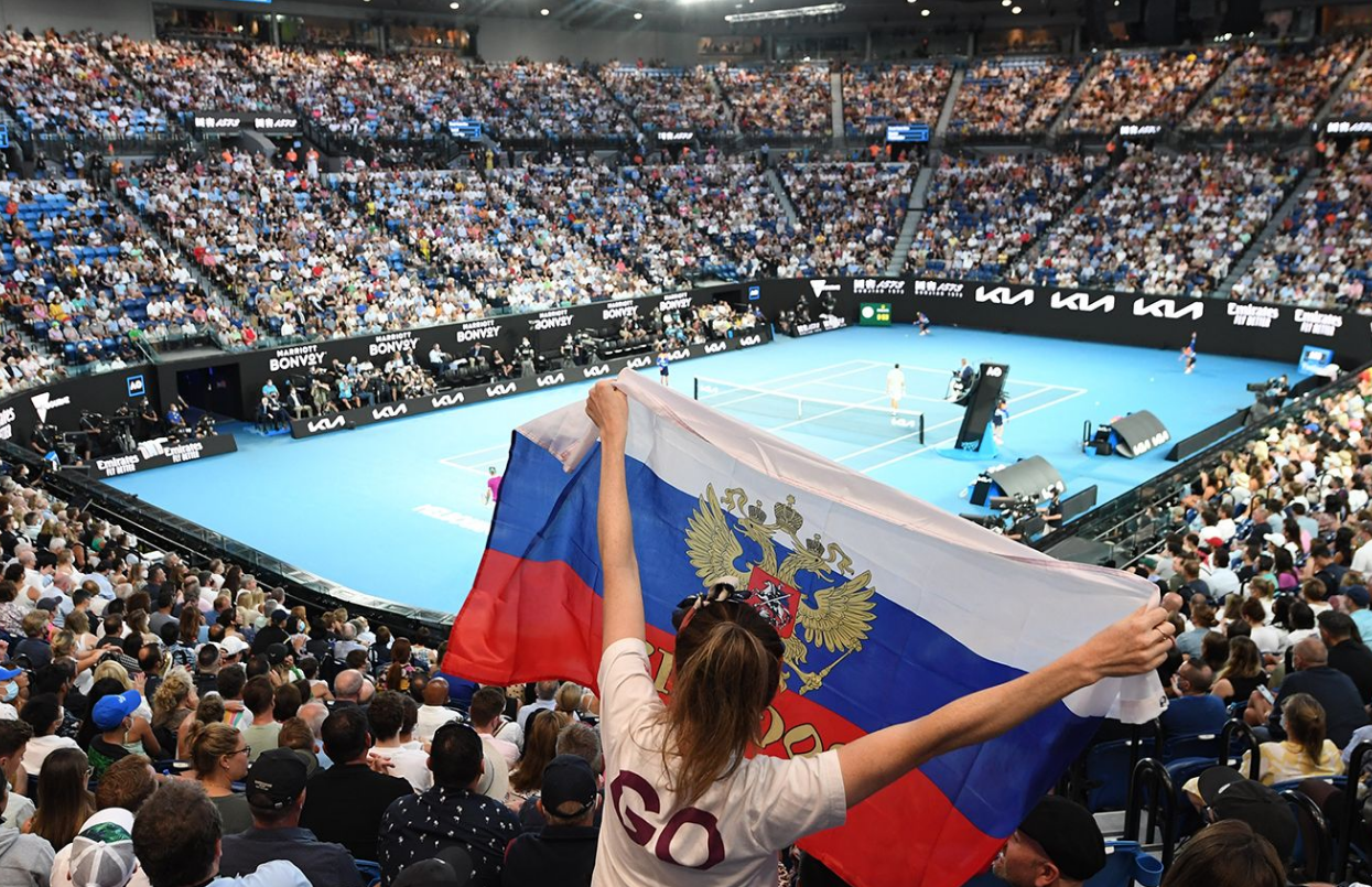 Четверых человек выгнали с Australian Open за демонстрацию российских флагов